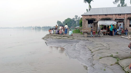 কুড়িগ্রামে নামছে পানি, জমির ফসল নিয়ে কৃষকদের কপালে চিন্তার ভাঁজ
